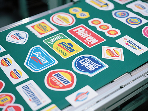 Hva slags laserkontroller kan brukes til selvklebende laserstansing